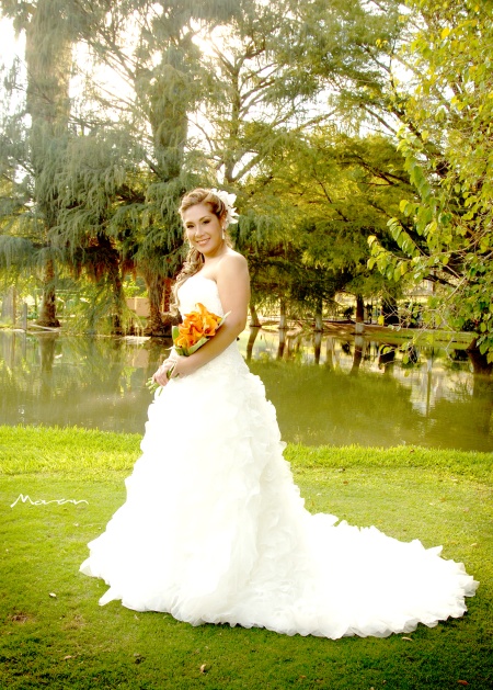 Dra. Carmen Margarita Gutiérrez Tovar el día de su boda con el Ing. Francisco Ignacio Bonilla Gallegos. 

Fotografía Morán