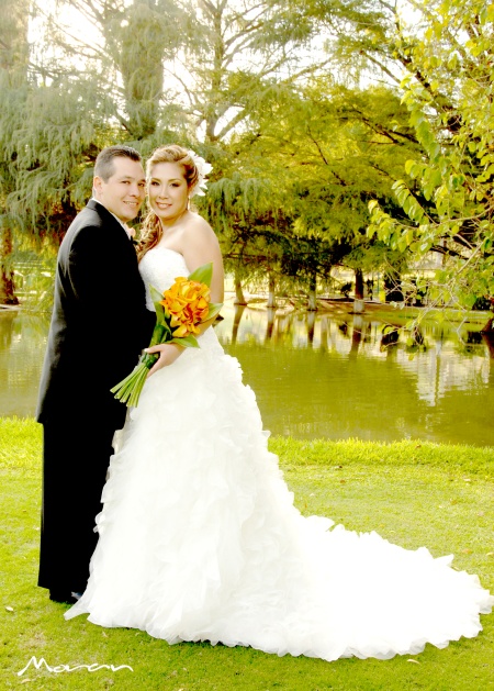 Ing. Francisco Ignacio Bonilla Gallegos Y Dra. Carmen Margarita Gutiérrez Tovar contrajeron nupcias en la parroquia de La Sagrada Familia el sábado 27 de septiembre de 2008. 

Fotografía Morán