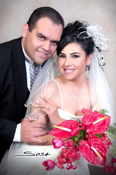 L.A.E. Salvador Veloz Sánchez y L.A.E.T. Claudia Marbella Castro Valenzuela contrajeron matrimonio en la parroquia de La Sagrada Familia el sábado 11 de octubre de 2008. 

Studio Sosa