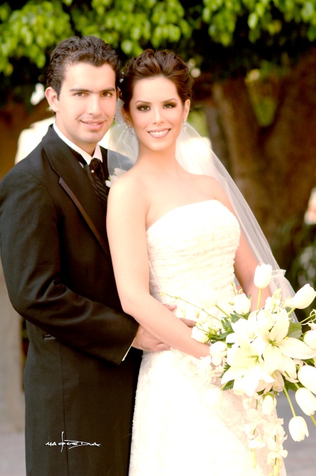 Sr. Andrés González-Treviño Herrer y Srita. Laura Elena Gajón Argüello recibieron la bendición nupcial en la parroquia Los Ángeles, el sábado 27 de septiembre de 2008. 

Estudio Carlos Maqueda