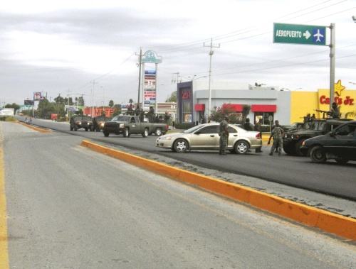 Los hechos se registraron al medio día en la carretera Reynosa-Matamoros, en el sector que divide al aeropuerto internacional y el Cuartel Militar, lugar que se convirtió en zona de guerra por espacio de 15 minutos.