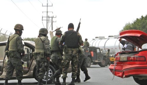 El decomiso de un arsenal y la detención de una persona desató en Reynosa, Tamaulipas una balacera entre elementos del Ejército Mexicano y personas armadas, por el presunto intento de rescatar al detenido.