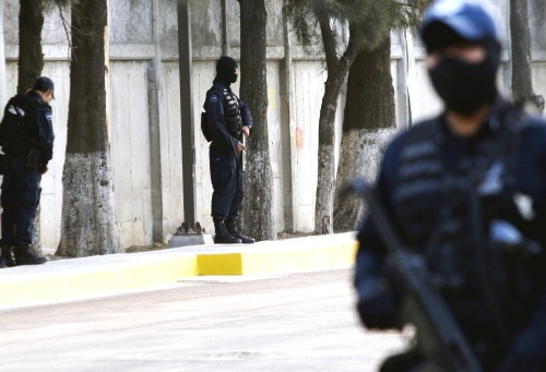 Elementos de la Policía Federal implementan un fuerte dispositivo de seguridad en el hangar de la Policía Federal en el Aeropuerto Internacional de la ciudad de México donde es presentado Jaime “El Hummer” González Durán, presunto fundador de la agrupación delictiva “Los Zetas”.