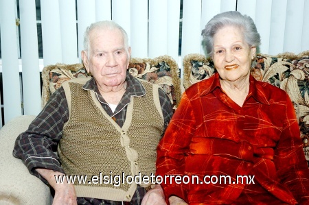 02112008
Alfonso Garza junto a su esposa Oralia Rodríguez de Garza.