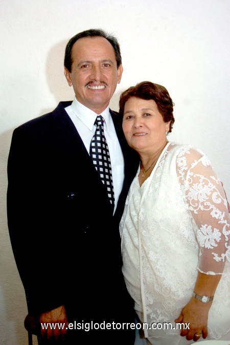 19112008
Nicolás Hernández Contreras y María Concepción Ruiz de Hernández celebraron 35 años de casados