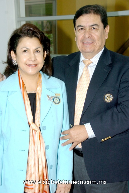 27112008
Leticia Martínez de Contreras y Guillermo Contreras, presidentes del Club Rotario Torreón