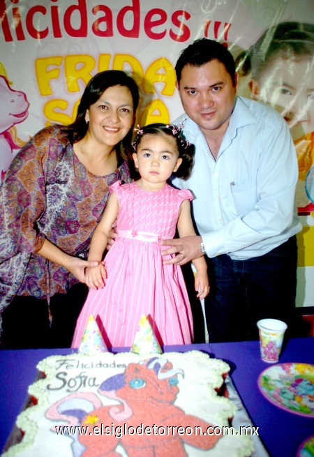 01122008
Frida Sofía acompañada de sus papás Liz Arroyo y Omar Castro.