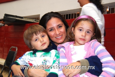 02122008
Alejandro Ordoñana, Mónica Gutiérrez y Daniela Ordoñana.