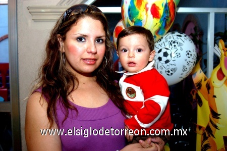 04122008
Ian Gael Ríos Arrañaga junto a su mamá Angélica Arrañaga, organizadora de su festejo.