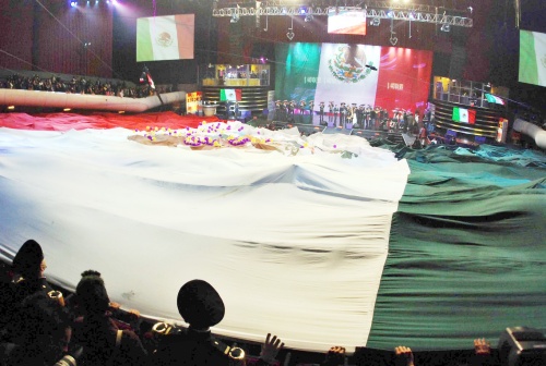 En medio de la algarabía que invadió al Auditorio Nacional, una gigantesca bandera comenzó a hacer su aparición al interior del recinto al son del mariachi.