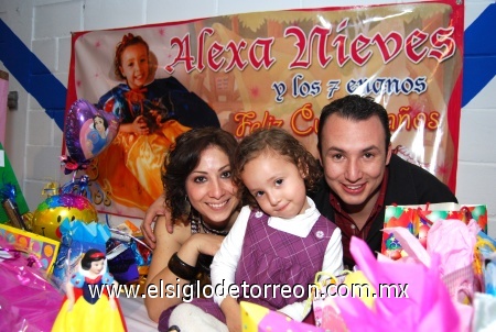 06122008
Alexa junto a sus padres Azucena Hernández de Ugartechea y Alexis Ugartechea Gallardo.