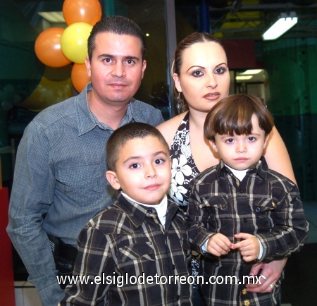 06122008
Diego Antonio y Javier Eduardo junto a sus papás Érika y Francisco Samaniego.