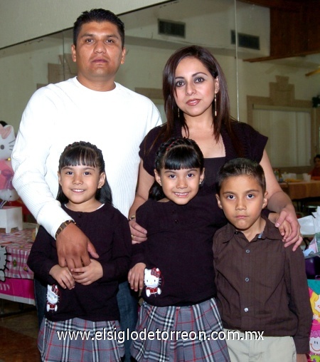 06122008
Las gemelitas acompañadas de sus papás Gerardo Rivas Ávalos y Anna Lilián Guzmán Orona, así como de su hermano Christian Gerardo Rivas Guzmán.