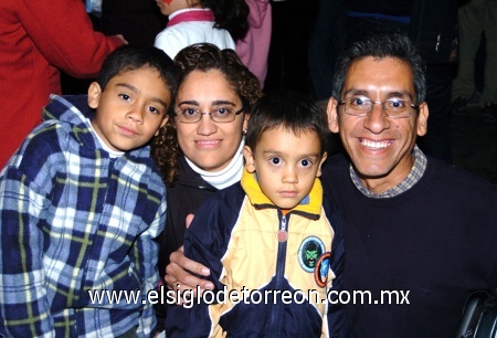 06122008
Saúl Issac y Darío Guillermo Ramos Ramón con sus papás Saúl y Claudia Ramos.