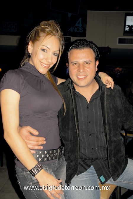 Cecy Flores y Oscar López.