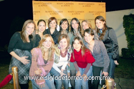 Mary Carmen rodeada por sus amigas Alejandra Guerrero, Andra Valencia, Dora Valdéz, Claudia Estrada, Cecilia Monterrubio, Brenda Madero, Farah Galván, Rocío Juan Marcos y Norma Hernández.