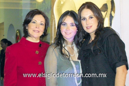 Se festeja con amigas
Mely de Rodríguez, Mary Carmen de Fahur y Liliana de Russek.