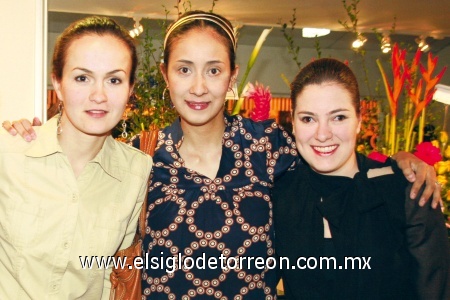 Érika Wolff, Cristina Flores y Paola Boehringer.