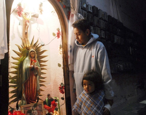 En la mayoría de las paradas de taxi y mercados no puede faltar la imagen, siempre acompañada por flores frescas y velas, y su imagen abunda en los coches y ventanas de la ciudad.