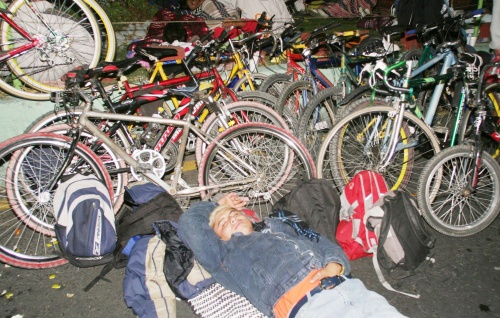 La mayoría de los feligreses somnolientos y recostados, trataban de descansar luego de largos recorridos a pie, en bicicleta o en camiones