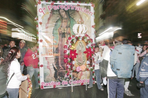 Algunos fieles tienen que caminar hasta más de dos días rumbo a la Basílica de Guadalupe, pero su fe los hace aguantar frío, hambre y sobre todo el cansancio.