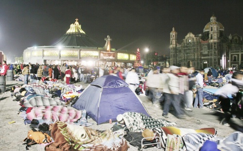 Familias completas, integradas por ancianos, adultos, jóvenes, bebés, acudieron al templo a 'visitar' a la virgen de Guadalupe.