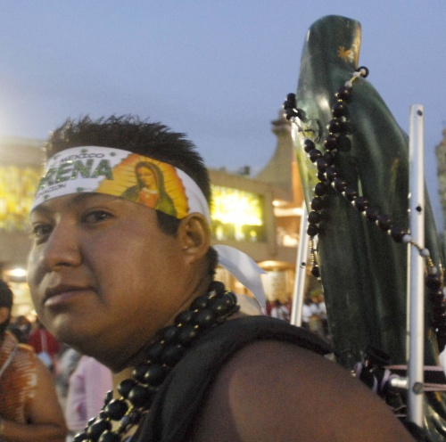 Cansancio, hambre, frío e incluso accidentes padecen los cientos de miles de peregrinos que año con año visitan la Basílica de Guadalupe.