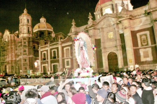 Al cumplirse 477 años de las apariciones de la virgen de Guadalupe en el cerro del Tepeyac, cientos de miles de fieles provenientes de distintas partes del país, así como de la capital, le cantaron las tradicionales Mañanitas en su día.