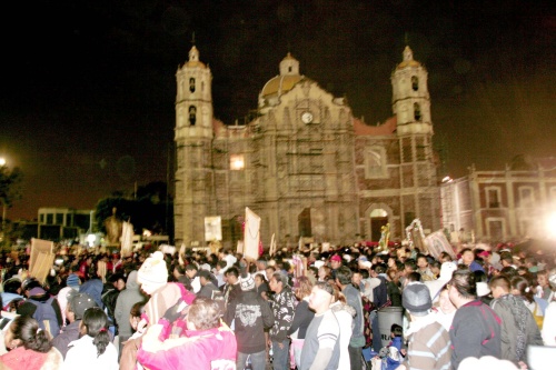 Desvelados, cansados y algunos con los pies lacerados, pero contentos y llenos de fervor amanecieron los peregrinos que se dieron cita como cada año en la Basílica de Guadalupe, para celebrar a la Reina de América en su día.