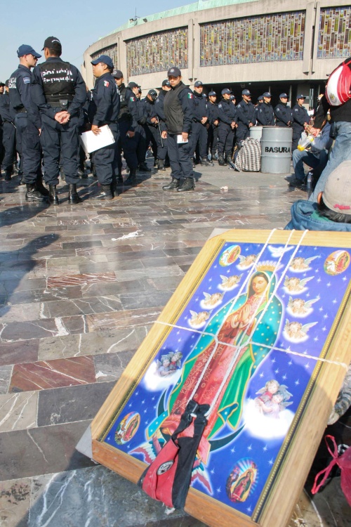 Seis mil efectivos, entre policías, personal de Protección Civil e inspectores delegacionales, velan
por la seguridad de los fieles.