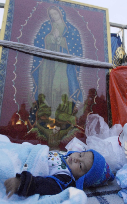 Pero la veneración a la Guadalupana es cosa de todo el año, pues en casi todas las esquinas de los barrios populares de  México se puede encontrar un altar a esta virgen morena, Patrona del país desde el siglo XVIII.