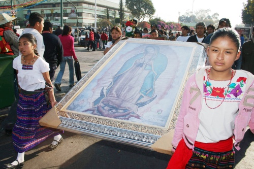 La peregrinación a la Basílica de la Guadalupe es una de las más grandes e importantes del culto católico, y en el atrio del templo, localizado al pie del cerro del Tepeyac, no faltan como cada año bailes, música y mucha devoción.