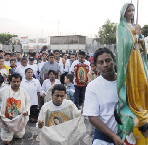 Llegaron al santuario miles de peregrinos para solicitar, agradecer o simplemente rendir homenaje a la 'morenita del Tepeyac' en su día.