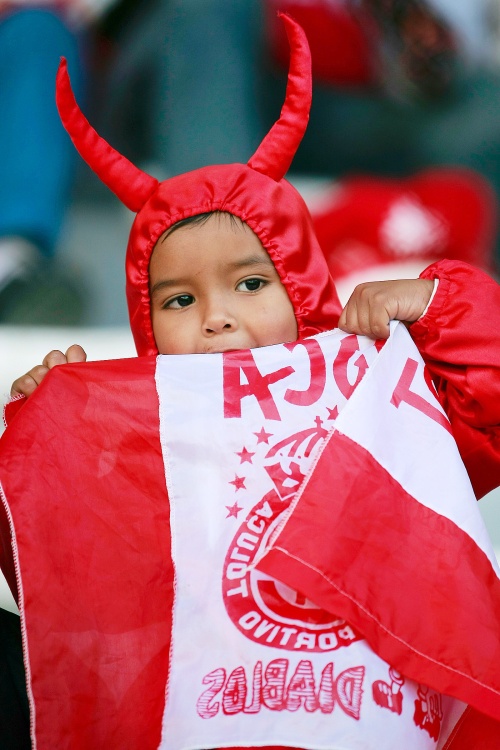 En la ceremonia del 'juego limpio', los jugadores de ambos equipos salieron tomados de la mano con niños para pedir que el partido se jugara fuerte pero leal.