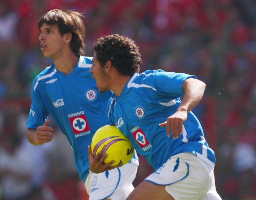 Vela concretó su anotación luego de encontrarse con un taconazo que puso el atacante paraguayo Pablo Daniel Zeballos, quien había ingresado tres minutos antes al partido, en la mejor jugada al ataque de los celestes en toda la serie, en la que ligaron varios toques antes de que el balón terminara en las redes.