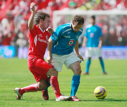 Cruz Azul salió obligado a remontar tras el descalabro sufrido el jueves en el estadio Azul, y desde el principio mostró un rostro diferente en Toluca, donde buscó por diferentes formas vencer el marco del portero argentino Hernán Cristante.