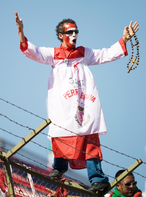 La fiesta siguió en tono rojo, con la proyección en las pantallas de los goles que le han dado títulos al equipo escarlata que provocaban el grito de 'gol' cada vez que el balón besaba las redes.