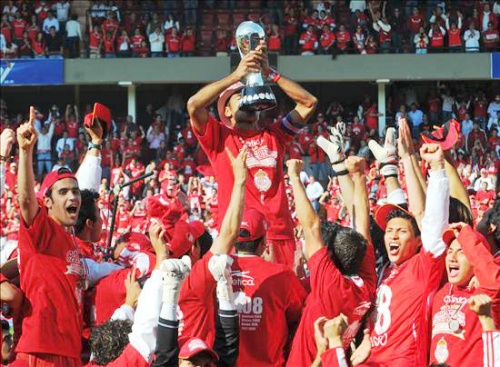 El capitán Paulo da Silva  recibió el trofeo para desatar por fin toda la emoción, alegría y felicidad contenidas y festejar al máximo ante un estadio convertido en la extensión de un manicomio.