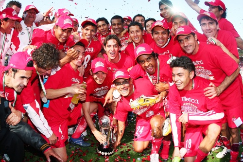 Sufrida fue la coronación de Diablos Rojos porque llegó al encuentro decisivo con un favorable 2-0, pero luego la Máquina lo igualó en los 90 minutos de vuelta, en donde los celestes jugaron con 10 hombres por lesión de César Villaluz.