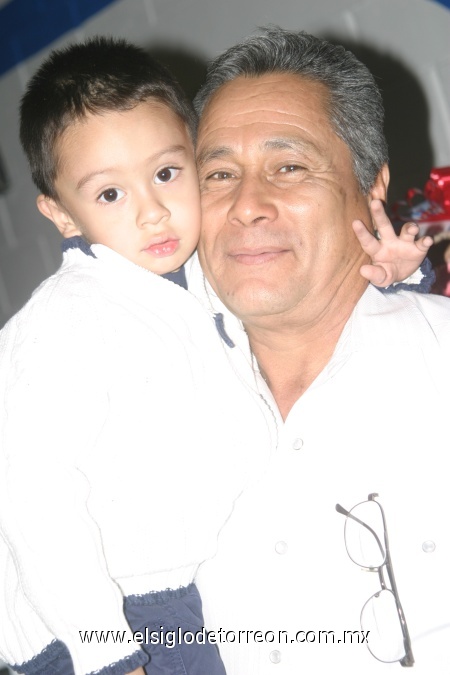 07122008
César Saldaña Balboa el día de su tercer cumpleaños acompañado de su abuelito Melesio Saldaña