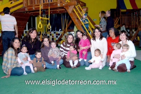 07122008
Lupita y Airam, Palmira y Fernando, Cristina y María, Adriana y Ana Sofía, Claudia y Renata, Marina y María Daniela, Vero, Ana Paula y Mariángela