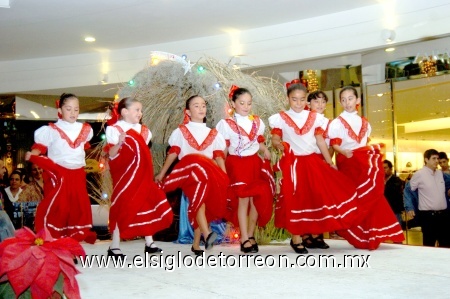 07122008
Los asistentes disfrutaron de lindos bailables realizados por los pequeños estudiantes