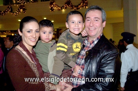 07122008
María Angélica Guzmán, Eduardo, Fernando y Rafael Manzo.