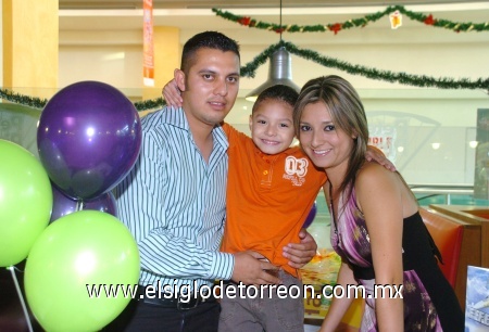 08122008
Ángel Daniel Becerra Riquejo lució feliz en su piñata de cinco años acompañado de sus papás Daniel Becerra y Perla Riquejo.