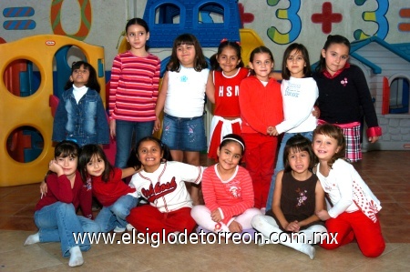 08122008
Luisa von Bertrab, Luisa Badilla, Estefanía, Luciana, Paola, Ana Lucía, Ana Laura, Mari Tere, Silvia, Arantza, Karen y Estefi, junto a Danna Paola.