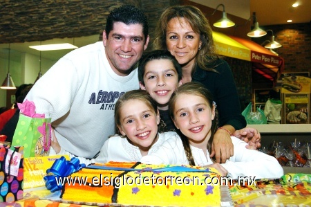 08122008
Mariana y María Paula junto a sus papás Abraham Támez Guajardo y Mariana Montemayor de Támez, y su hermano  Abraham Támez Montemayor