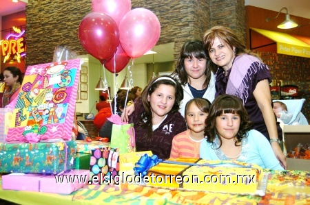 08122008
Sabrina junto a su mamá Edith de Lozada, sus hermanas Sammy y Arantza, y su prima Huguette Prado Valenzuela.