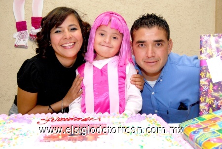 13122008
Ale junto a sus padres Cinthia Silva de Guzmán y Alejandro Guzmán Chávez