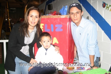 13122008
César Saldaña Balboa cumplió tres años y fue festejado con divertida piñata organizada por sus papás Judith Balboa de Saldaña y César Saldaña Herrera