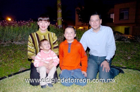 13122008
Sebastián rodeado de su familia, su hermana Mariana y sus padres Alejandra Trasfí de Woo y Roberto Woo